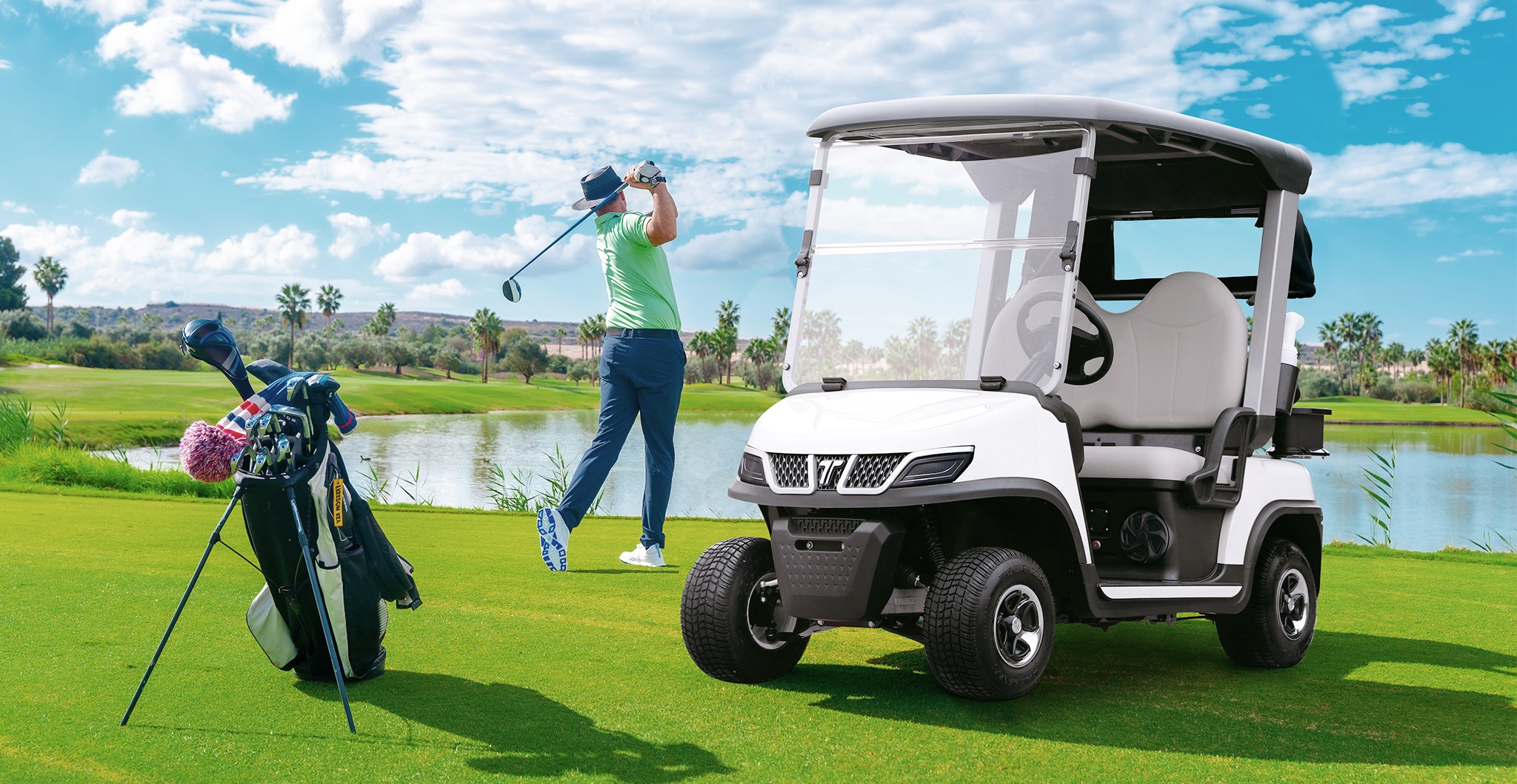 Tara Spirit Pro accanto al golfista con mazza da golf